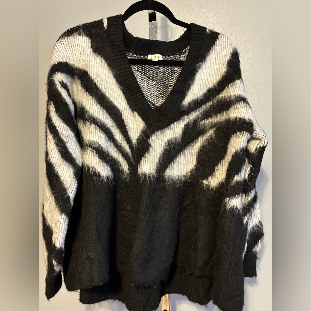 POL Black With White Animal Print Heavy Sweater Size Med
